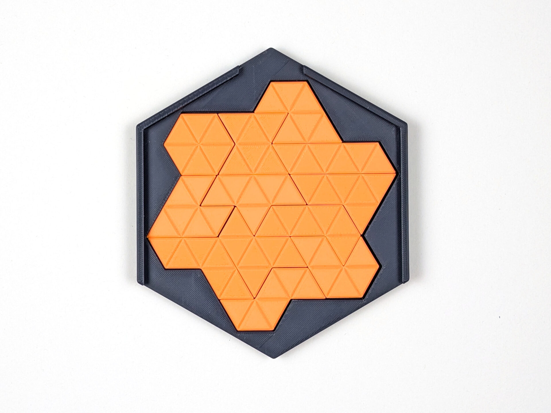 Hexiamond-Puzzle aus 3D-gedruckten Spielsteinen mit Aufbewahrungsbox