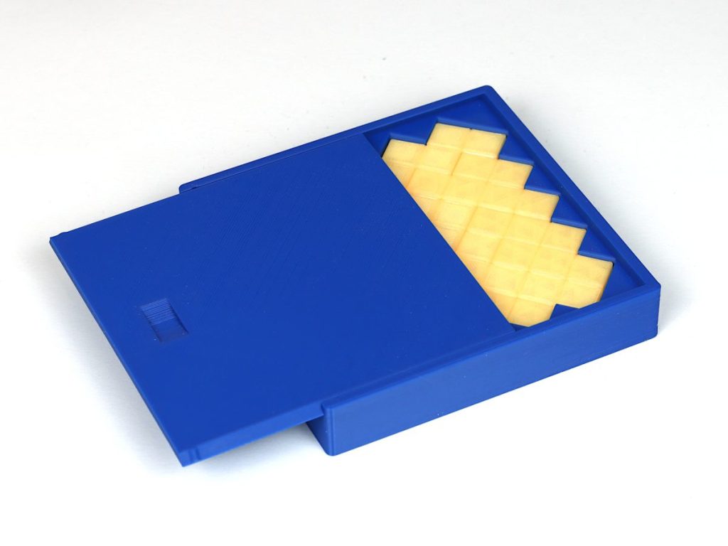 ein Hexominopuzzle in einer blauen Box