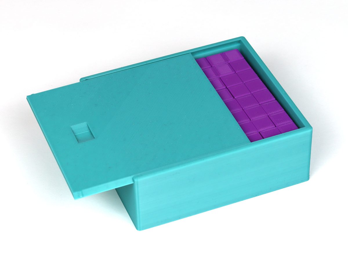 ein 3D gedrucktes Hexominospiel in einer Box