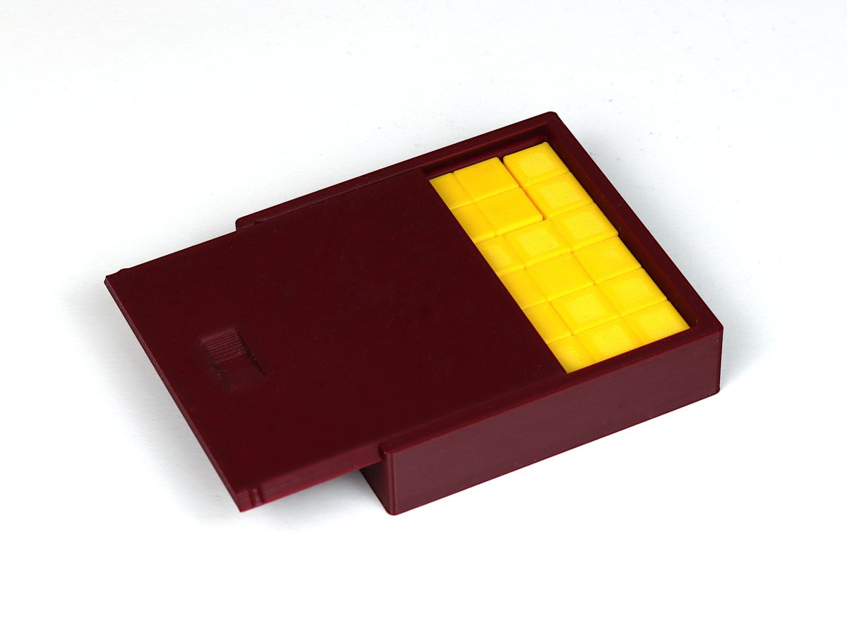 ein Hexominospiel in einer braunen Box