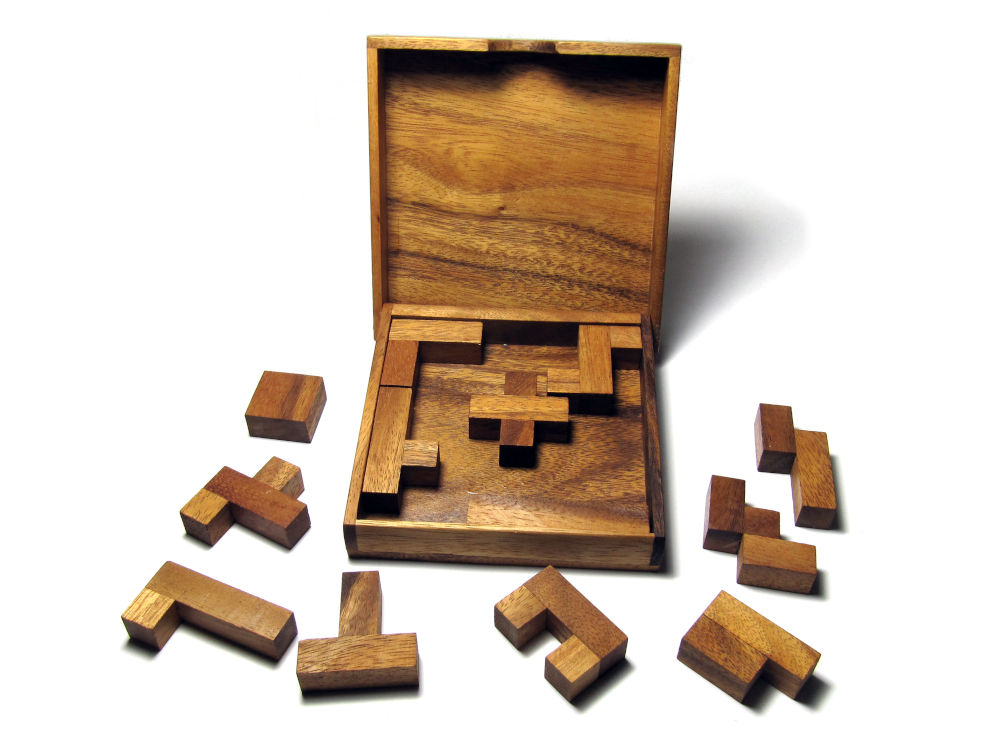 Ein Pentominospiel aus Holz mit einer Box