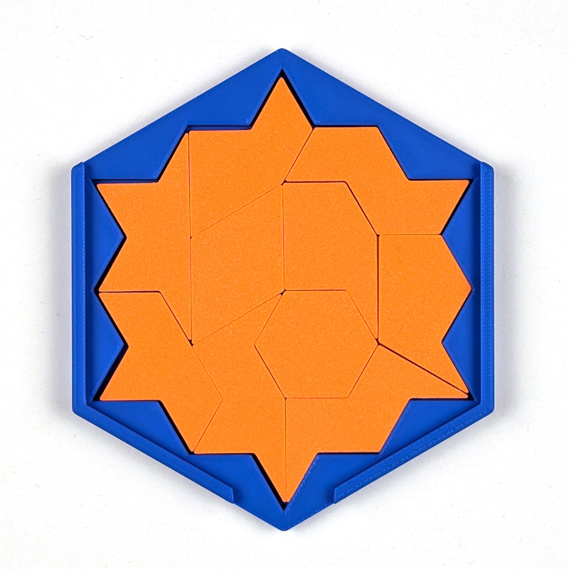 Hexapons-Puzzle in Sternform mit orangefarbenen Spielsteinen und blauer Box