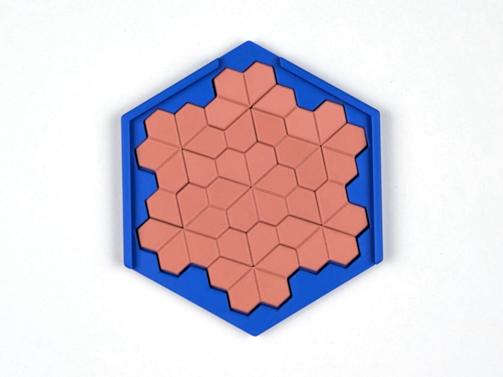 3D-gedrucktes Floret-Puzzle mit zwölf Spielsteinen in der sechseckigen Box