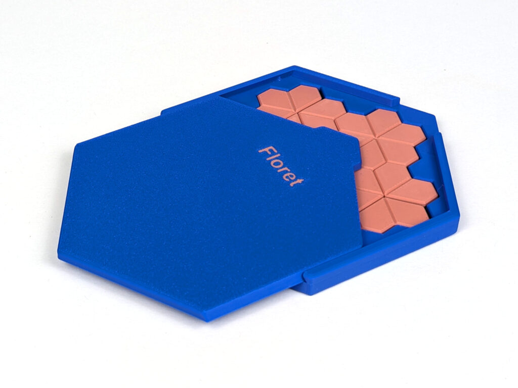 Floret-Puzzle in einer blauen Box mit teilweise geöffnetem Schiebedeckel