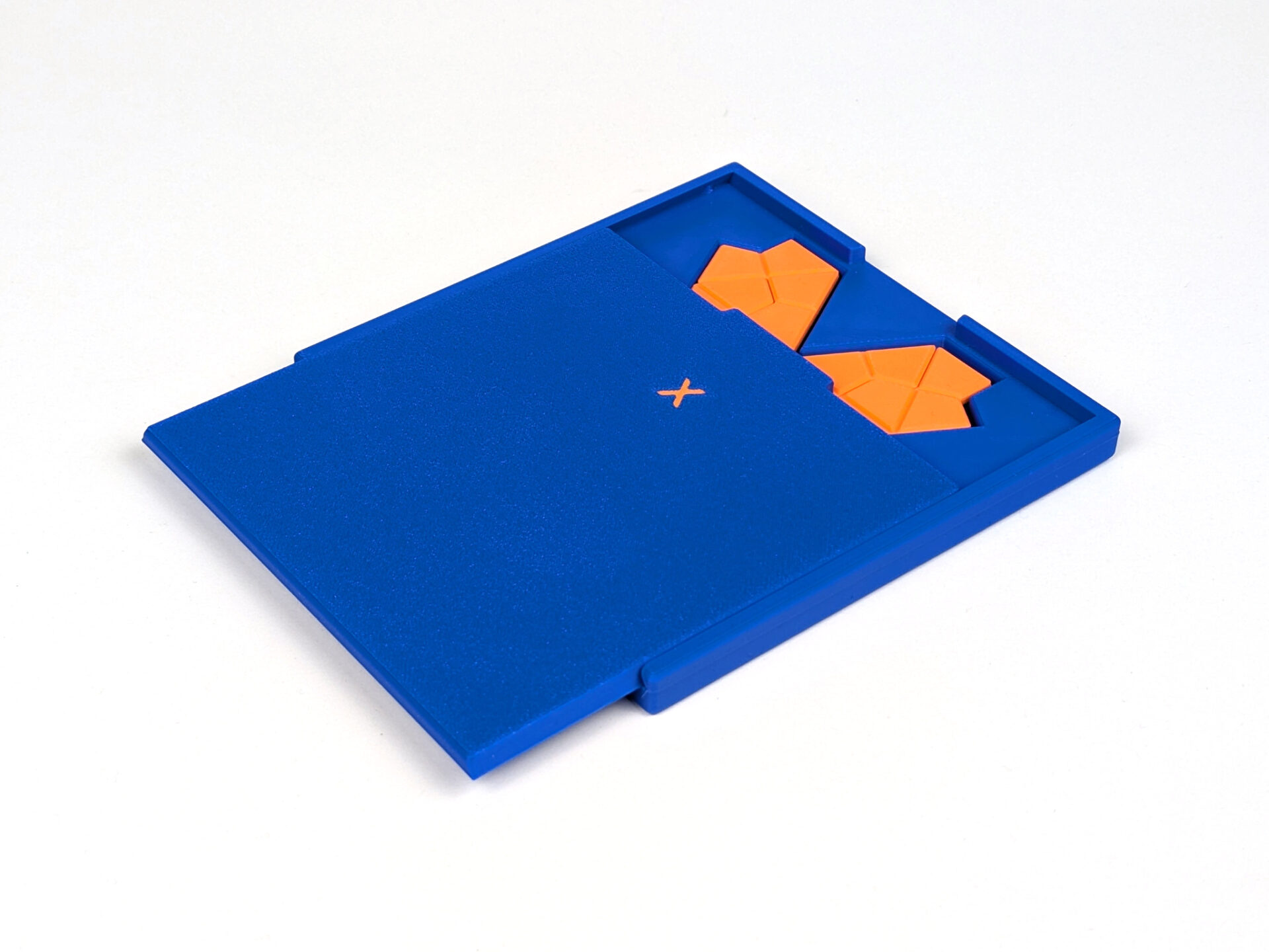 X-Puzzle in einer blauen Box mit teilweise geöffnetem Schiebedeckel