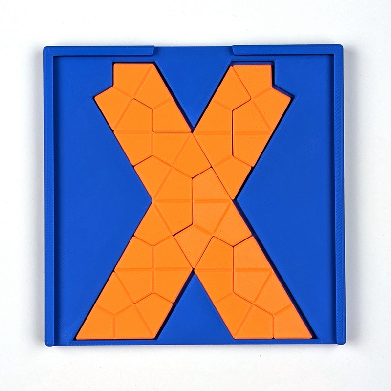 X-Puzzle aus orangefarbenen Waben-Tetrakites in einer blauen Box